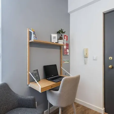 Lisbon Airport Suites - Wood Bedroom * Lisbon