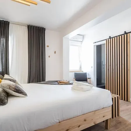 Lisbon Airport Suites - Wood Bedroom Lägenhet Lisboa