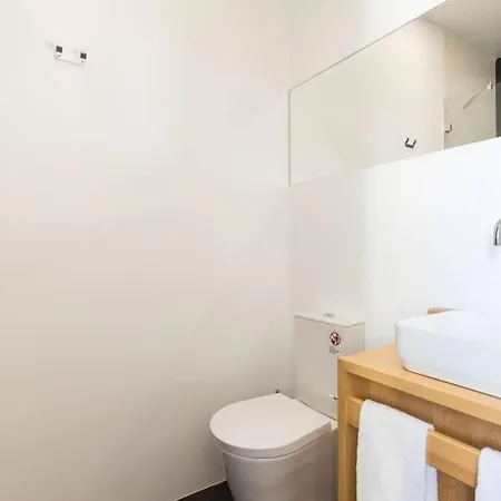 Appartement Lisbon Airport Suites - Wood Bedroom *